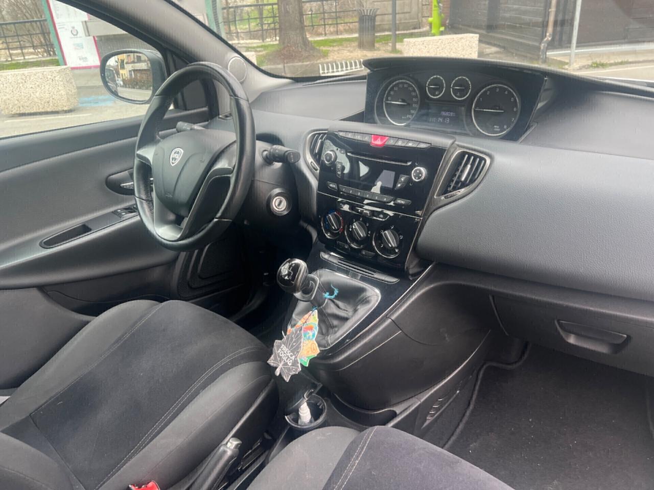 Lancia Ypsilon 1.2 69 CV 5 porte S&S Silver