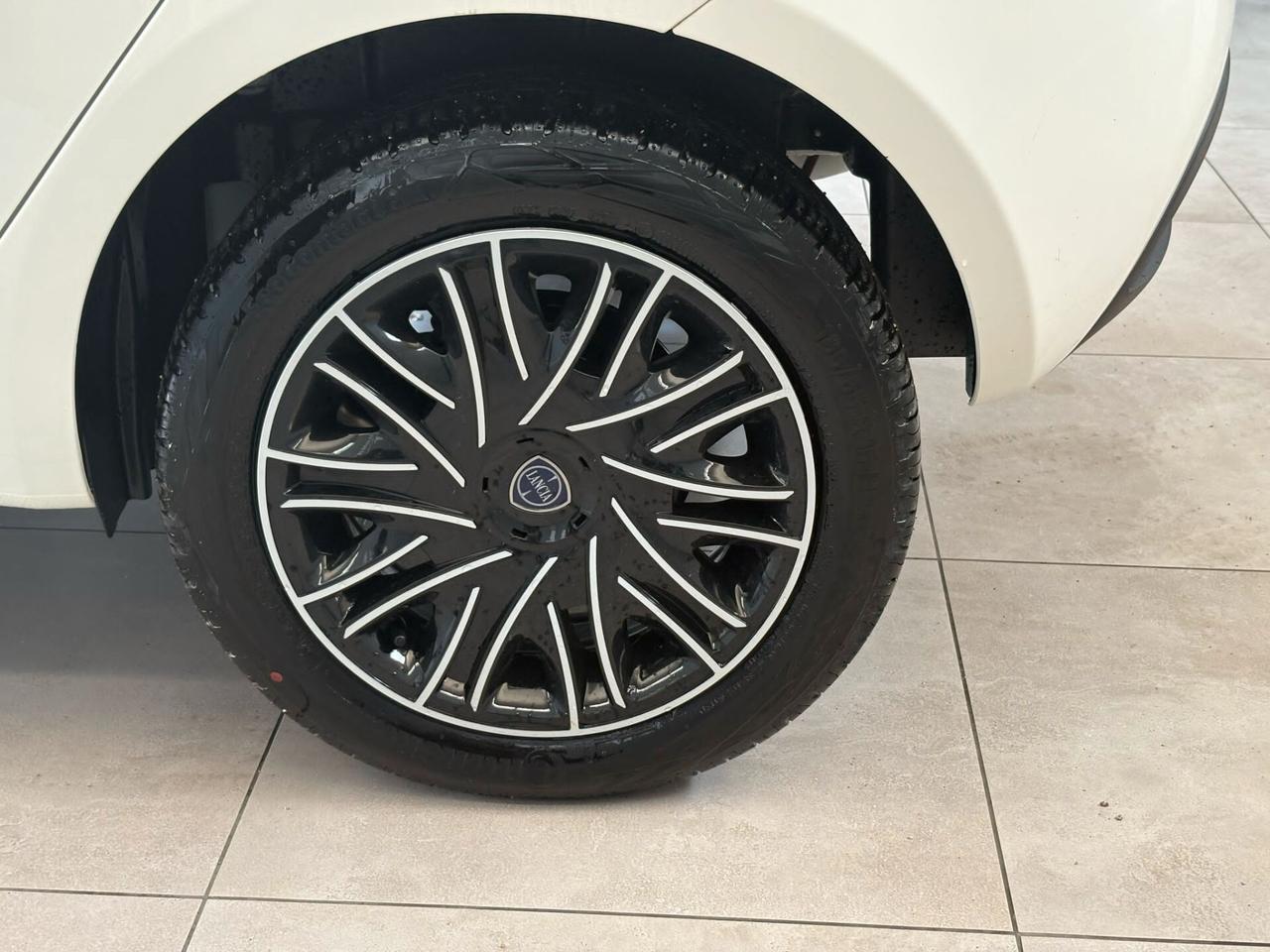 Lancia Ypsilon 1.0 FireFly 5 porte S&S Hybrid Oro