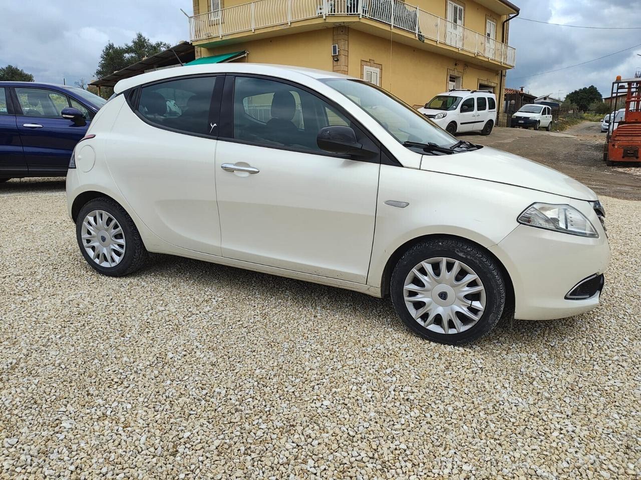 Lancia Ypsilon 0.9 TwinAir 85 CV bianco perla
