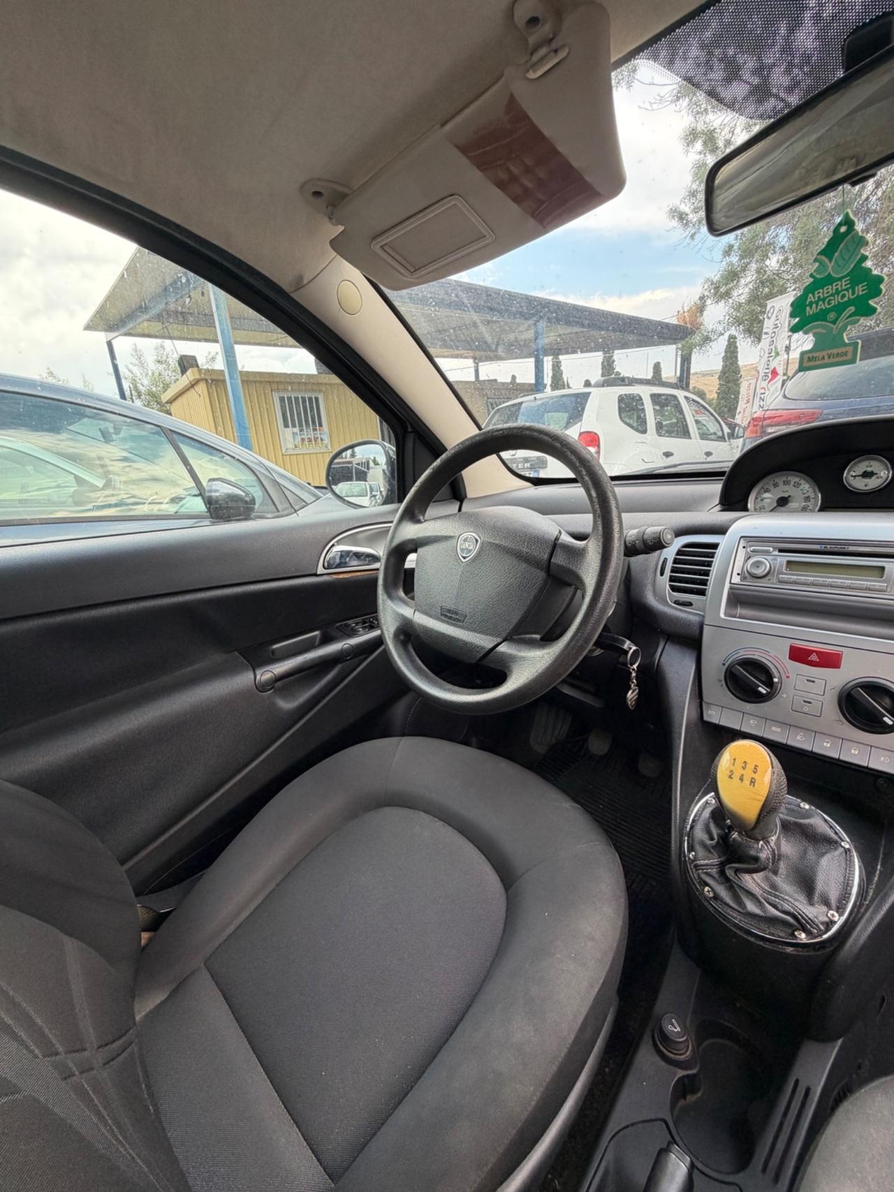 Lancia Ypsilon 1.3 MJT 75 CV Unyca