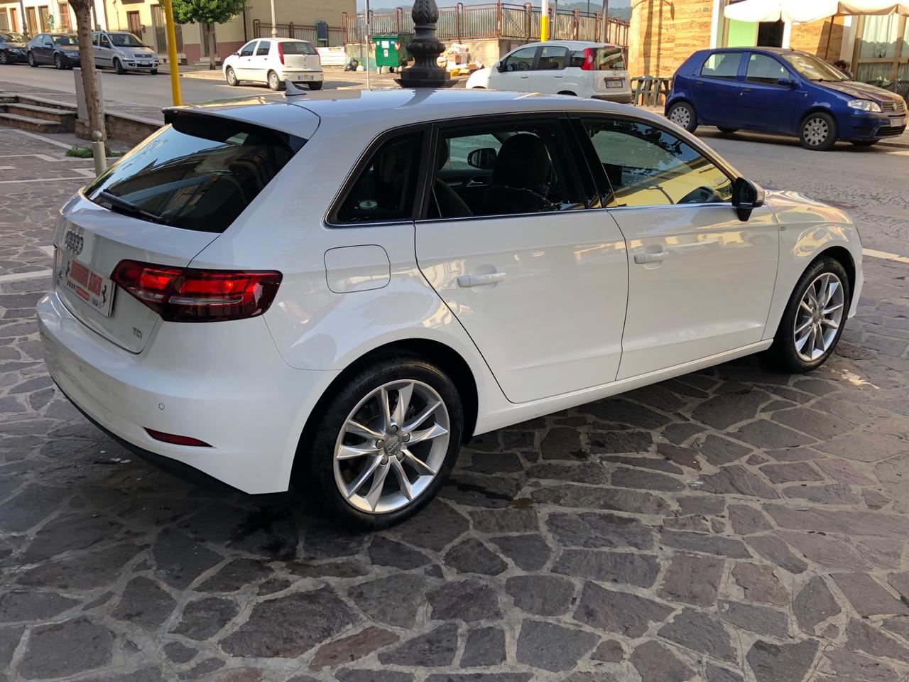 Audi A3 SPORTBACK 1.6TDI 110CV Design FULL/LED/NAV