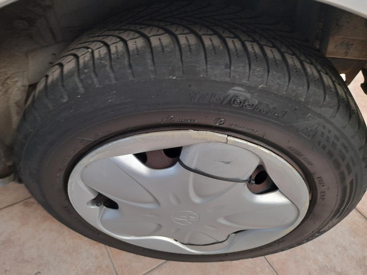 Toyota Yaris 1.0i 16V cat 5 porte Sol