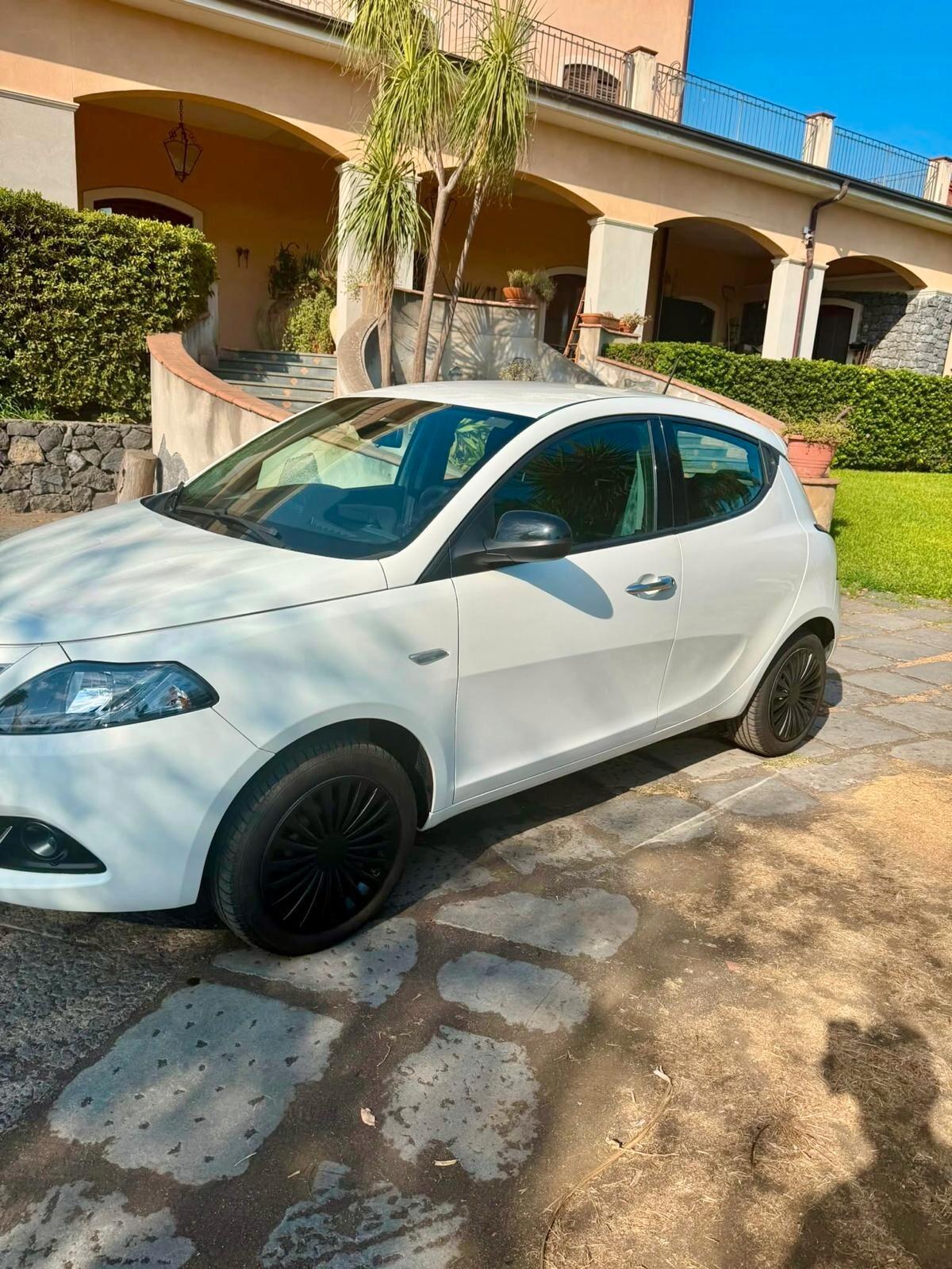 Lancia Ypsilon 1.0 FireFly 5 porte S&S Hybrid Alberta Ferretti