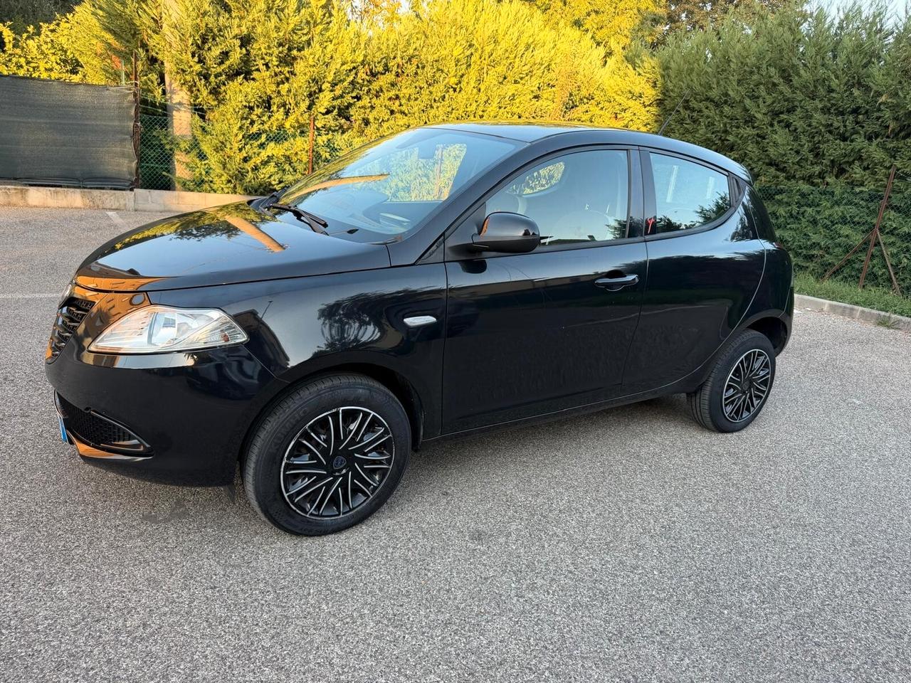 Lancia Ypsilon 0.9 METANO - NEOPATENTATI - 12 MESI DI GARANZIA -