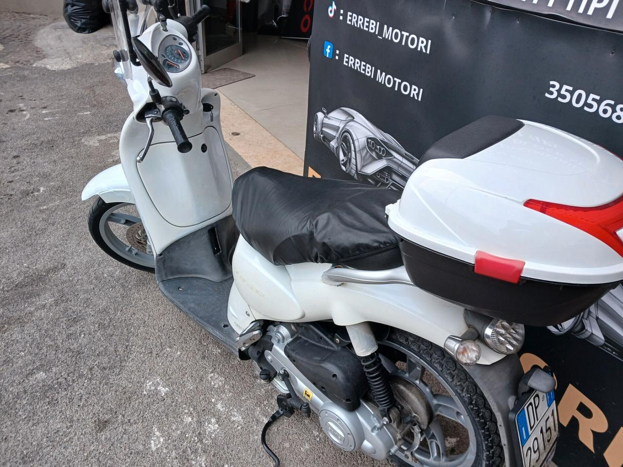 Aprilia Scarabeo 100.