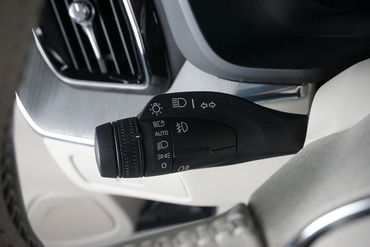 Volvo XC 60 B4 (d) auto AWD autocarro Ultimate Dark