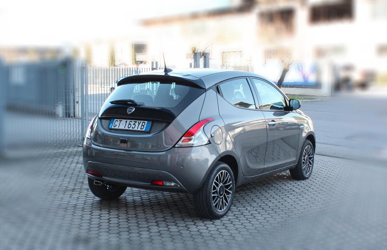 Lancia Ypsilon 1.0 FireFly S&S Hybrid Platino-OK NEOPATENTATI