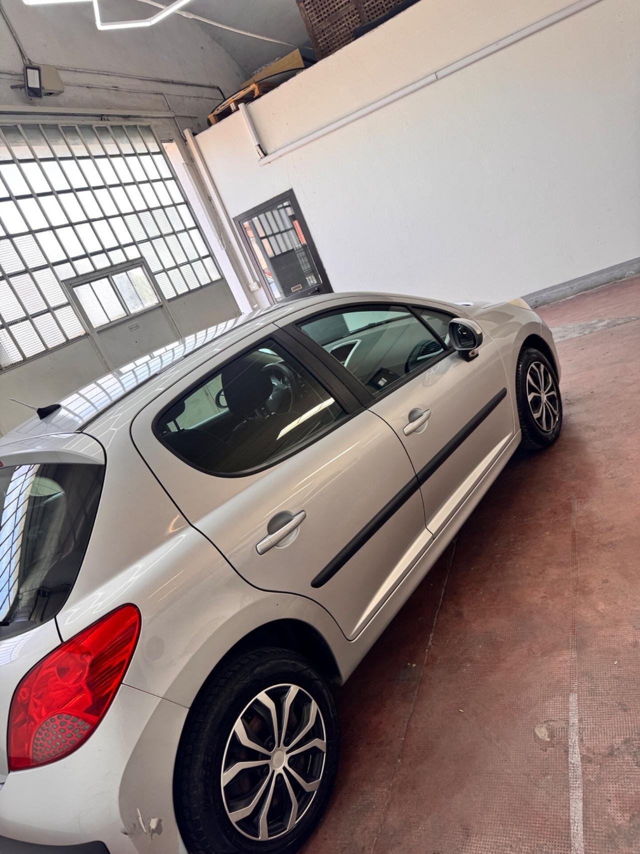 Peugeot 207 1.4 8V 75CV 5p. Neopatentati