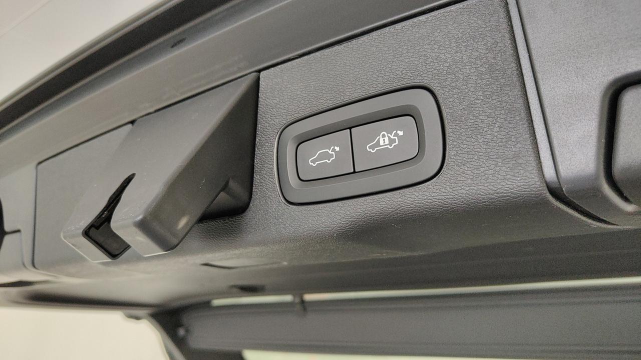 VOLVO XC60 2.0 b4 Momentum auto