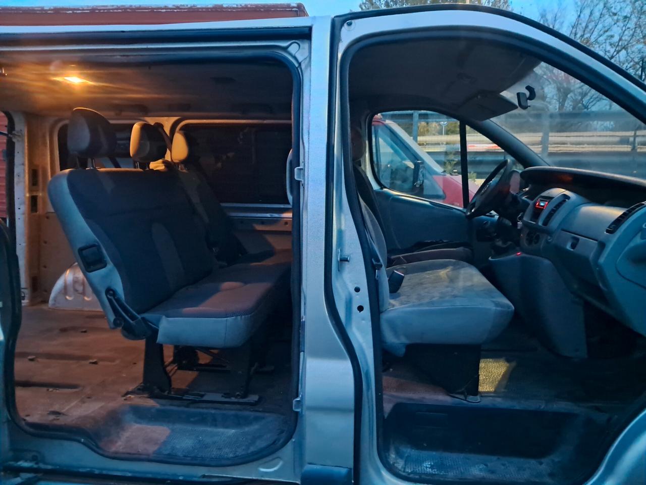 VIVARO 6 POSTI AUTOCARRO