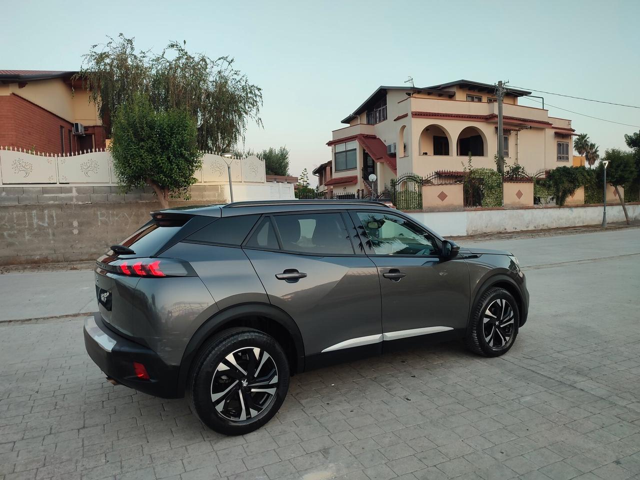 Peugeot 2008 ALLURE 1.2 BENZINA 100CV INTERNI PELLE NAVIGATORE