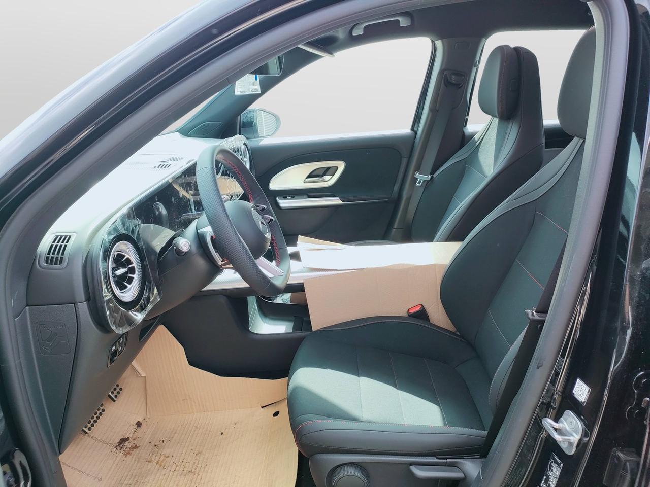 Mercedes-Benz GLB 250+ con tecnologia EQ