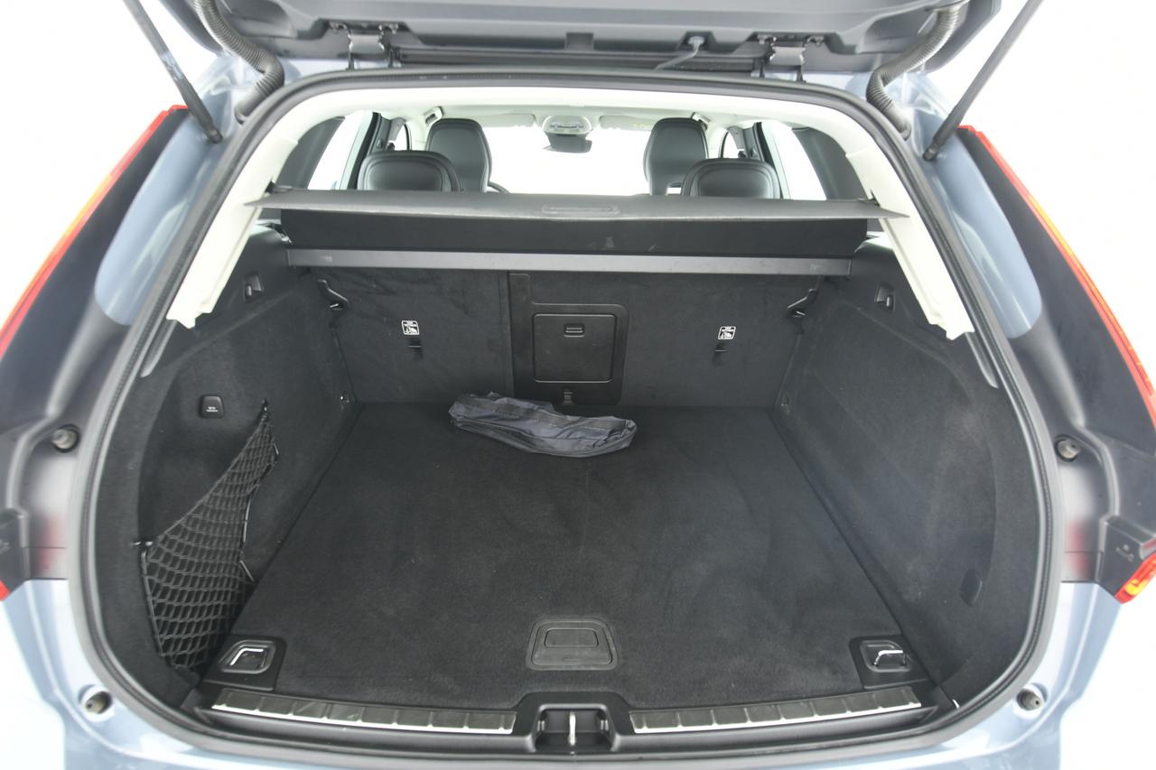 VOLVO XC60 2.0 b4 Momentum awd auto CAMERA+APP CONNECT+FULL LED