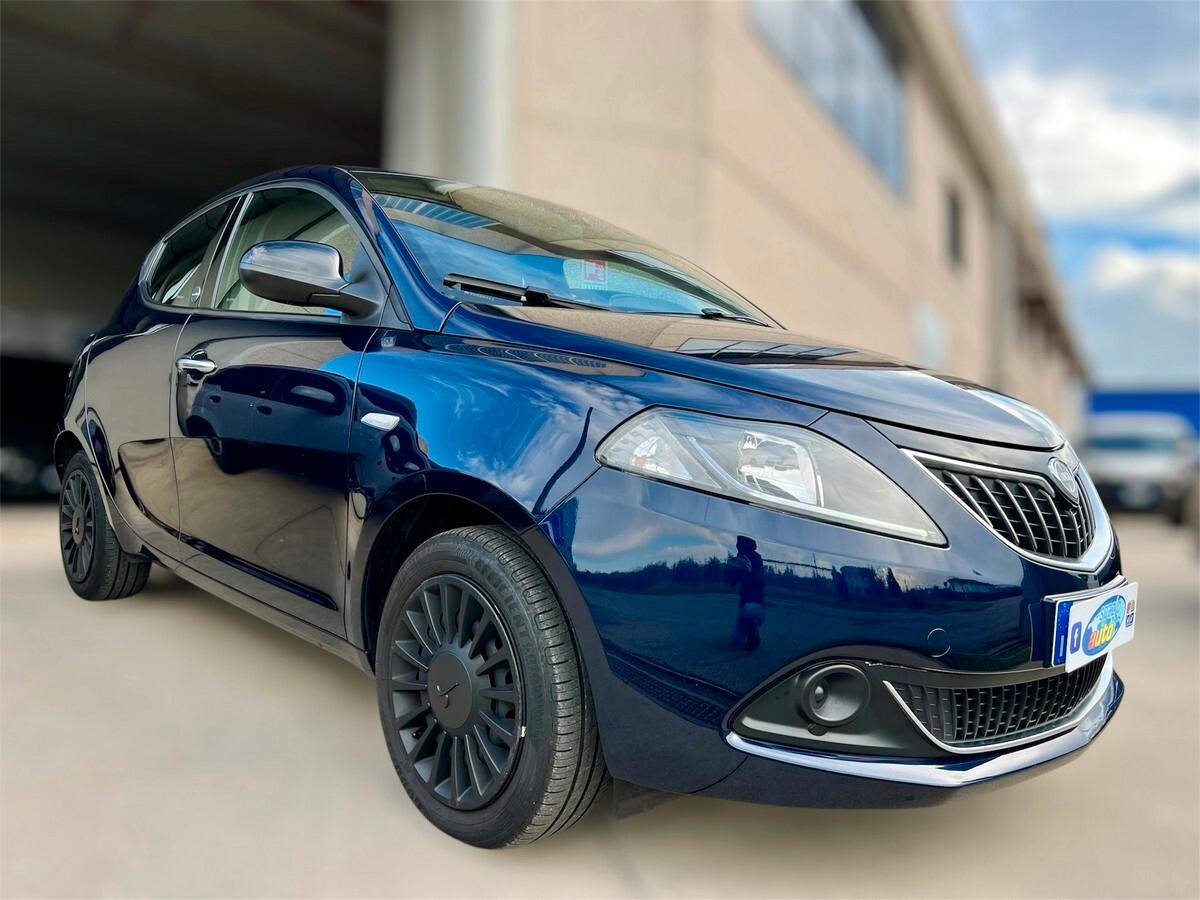 Lancia Ypsilon 1.0 FireFly 5 porte S&S Hybrid Ecochic Silver anche NEOPATENTATI