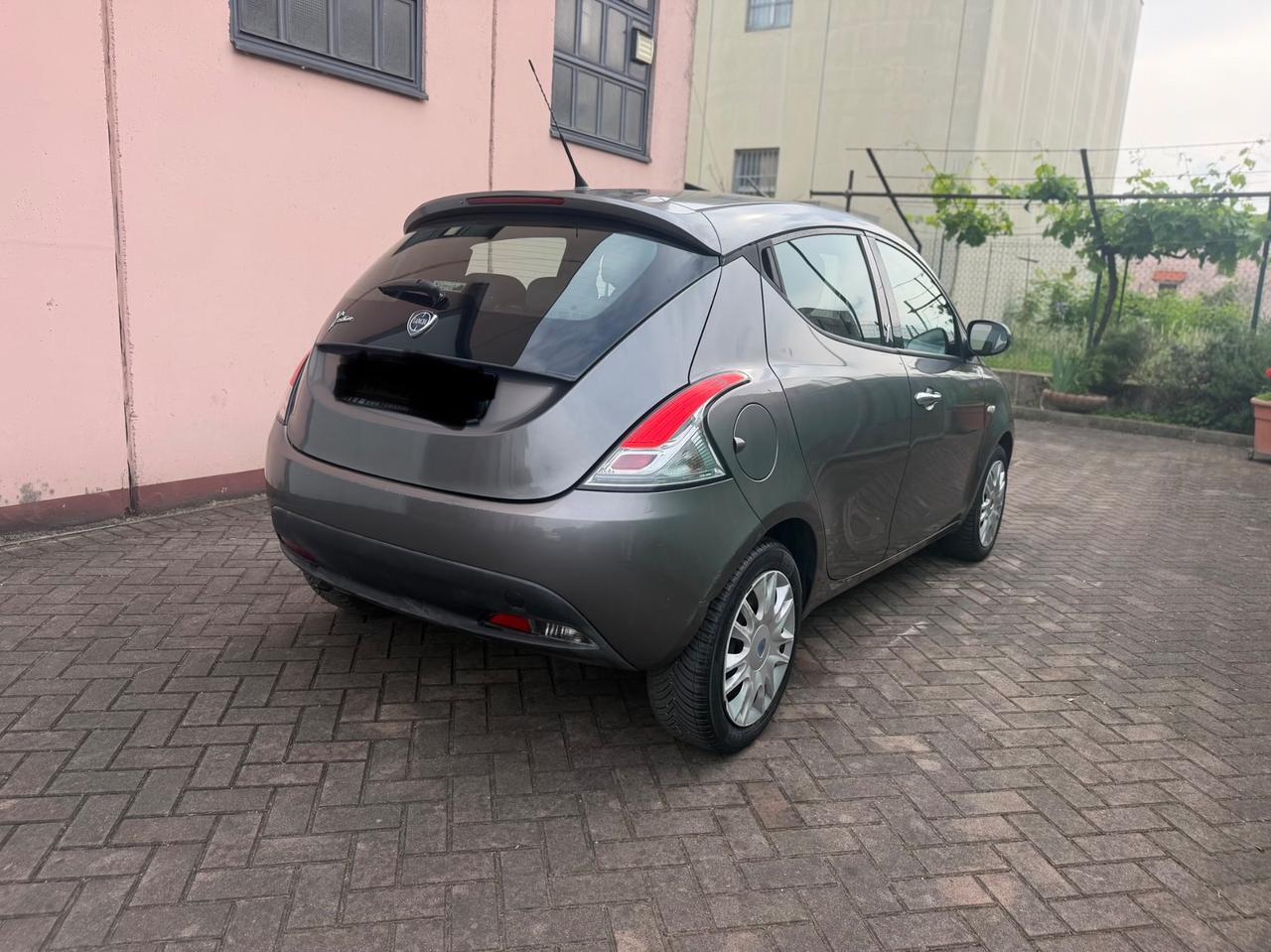 Lancia Ypsilon 1.2 69 CV 5 porte neopatentati unici prop