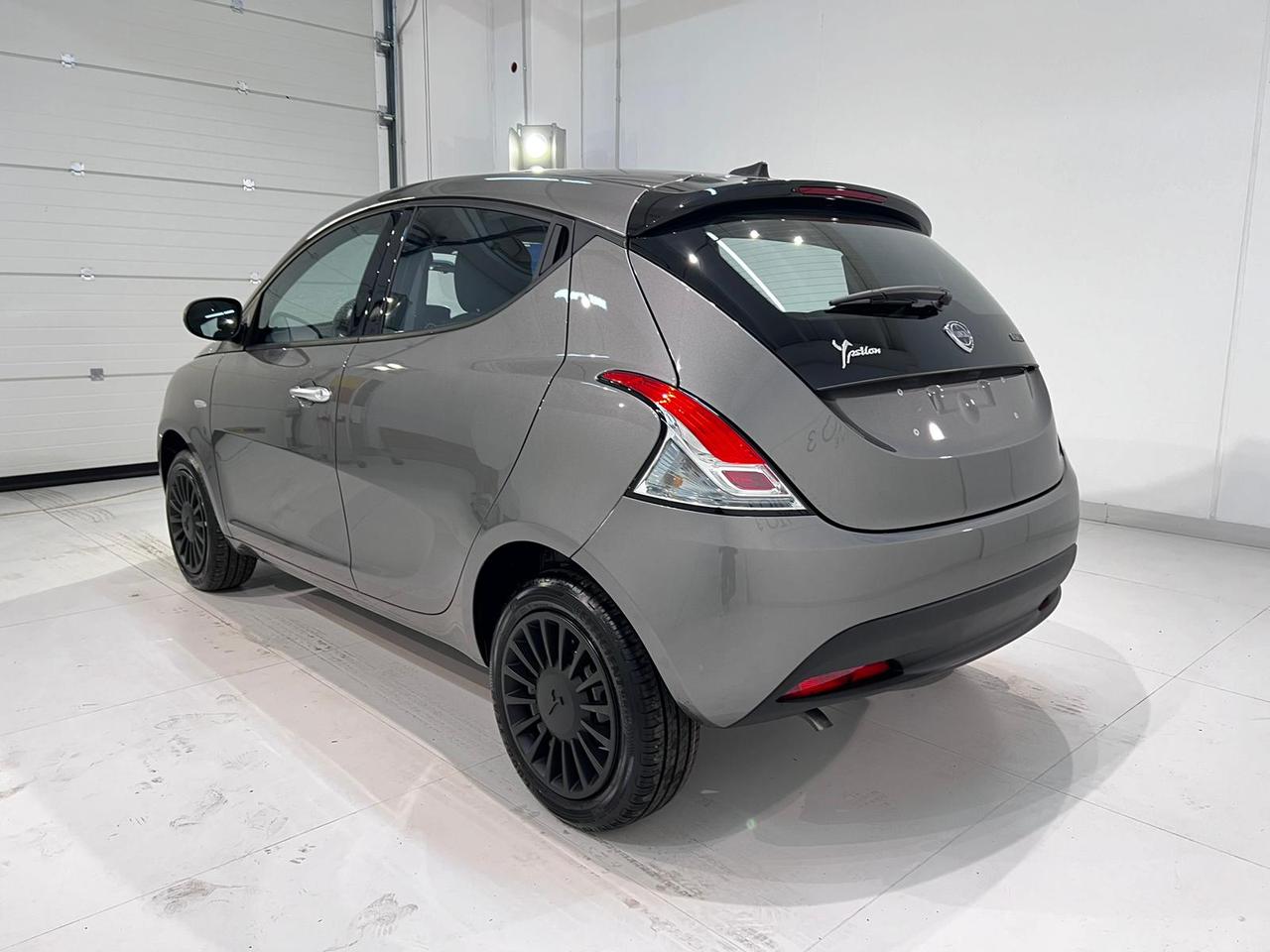 Lancia Ypsilon 1.0 FireFly 5 porte S&S Hybrid Silver