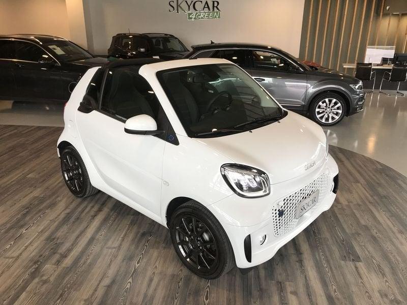smart fortwo EQ cabrio suitegrey Caricatore da (22kW) Fari Ful Led
