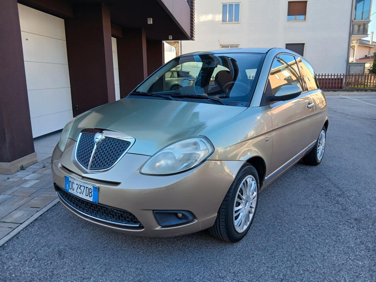 Lancia Ypsilon 1.2 Argento pronta consegna OK per neopatentati