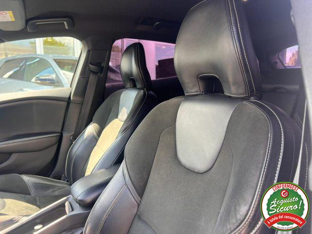VOLVO V40 D4 Geartronic R-design Momentum