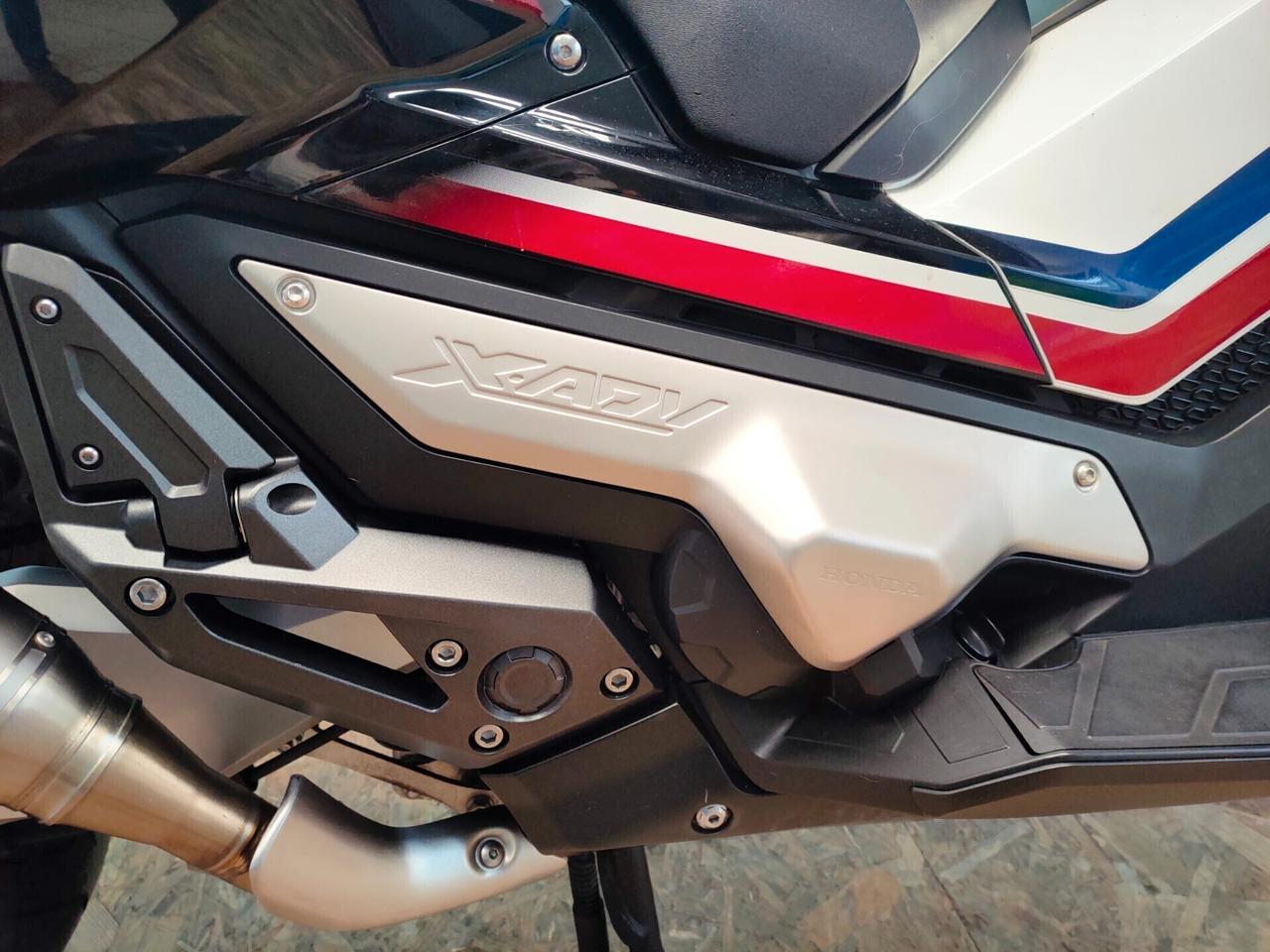 Honda X-ADV 750 con livrea Tricolour HRC