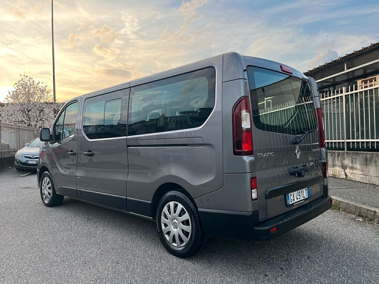 RENAULT TRAFIC 9P LUNGO CAMBIO AUTOMATICO DOPPIA PORTA