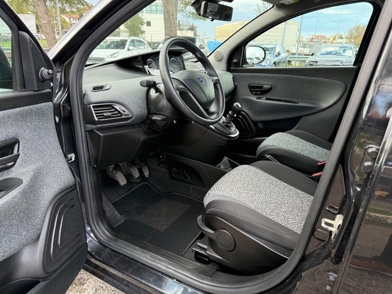 Lancia Ypsilon 1.0 FireFly 5 porte S&S Hybrid Ecochic Silver