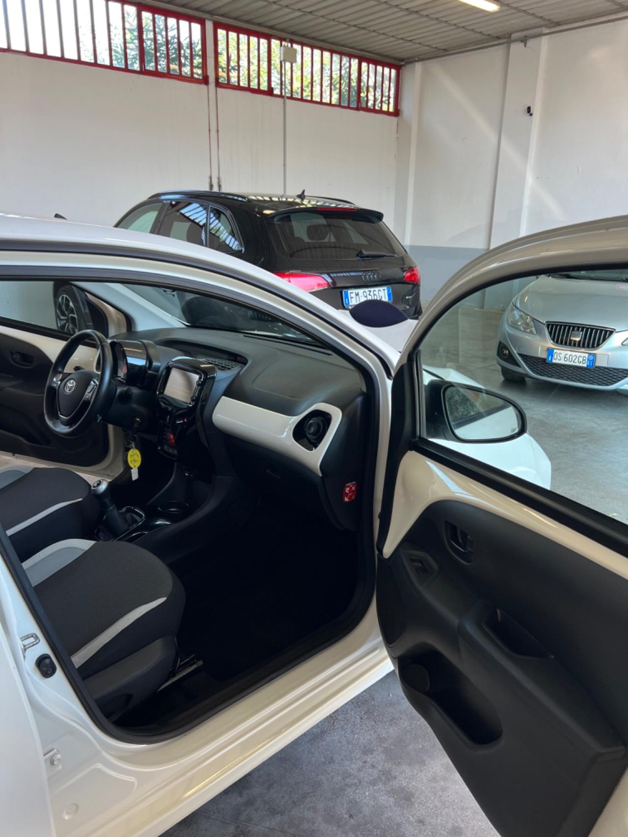 Toyota Aygo 1.0 VVT-i 69 CV 5 porte x-cite MMT