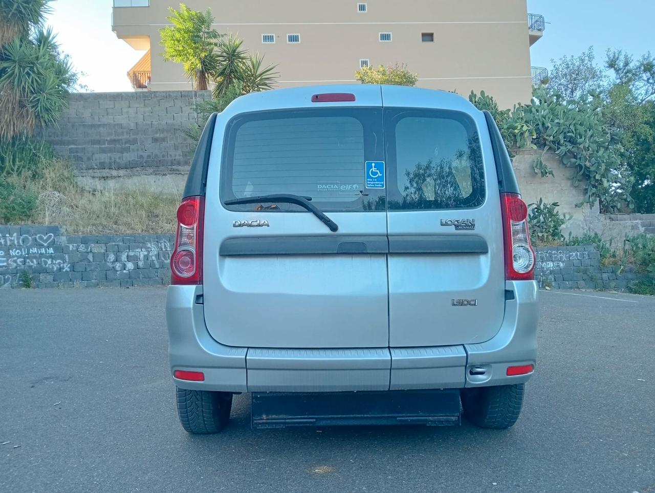 Dacia Logan pianale ribassato trasporto disabili