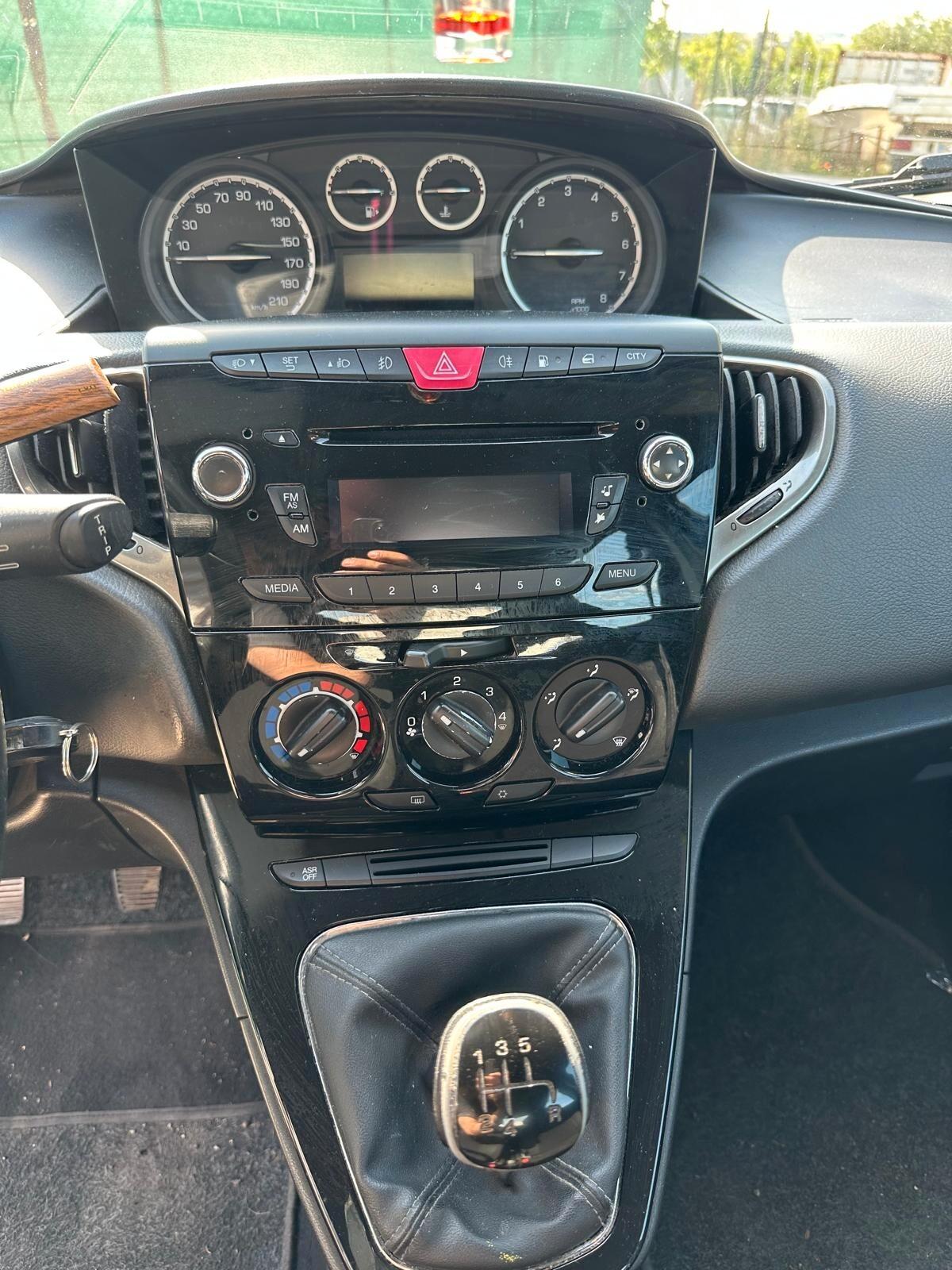 Lancia Ypsilon 0.9 TwinAir 85 CV 5 porte Metano Ecochic Gold