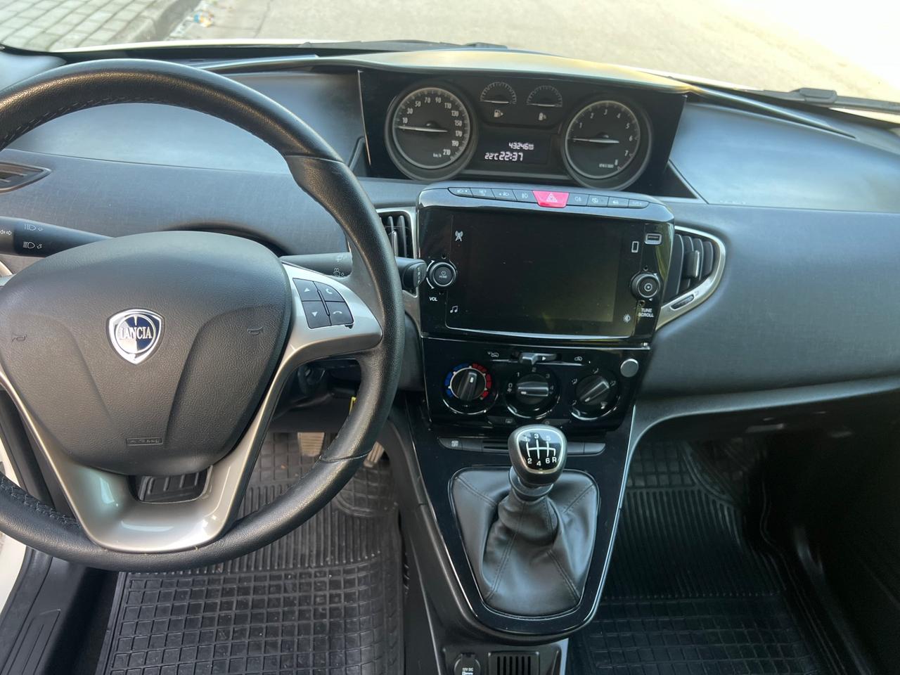 Lancia Ypsilon 1.0 FireFly Hybrid Ecochic Gold