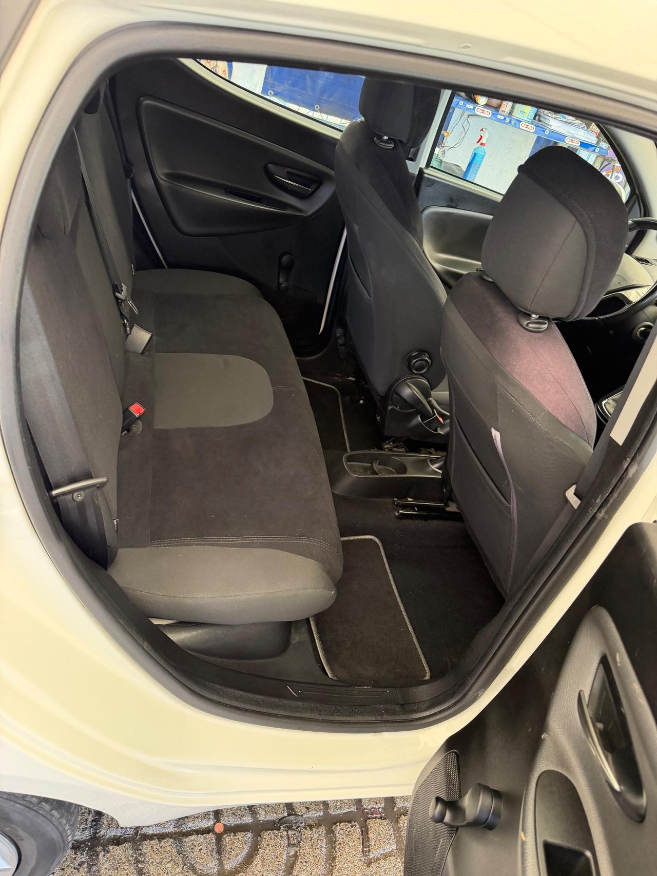 Lancia Ypsilon 1.2 69 CV Unyca
