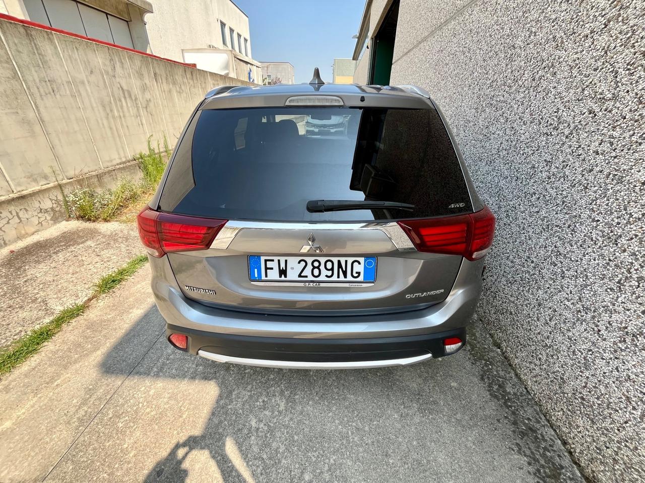 Mitsubishi Outlander 2.2 DI-D 4WD Instyle Plus SDA 7 posti