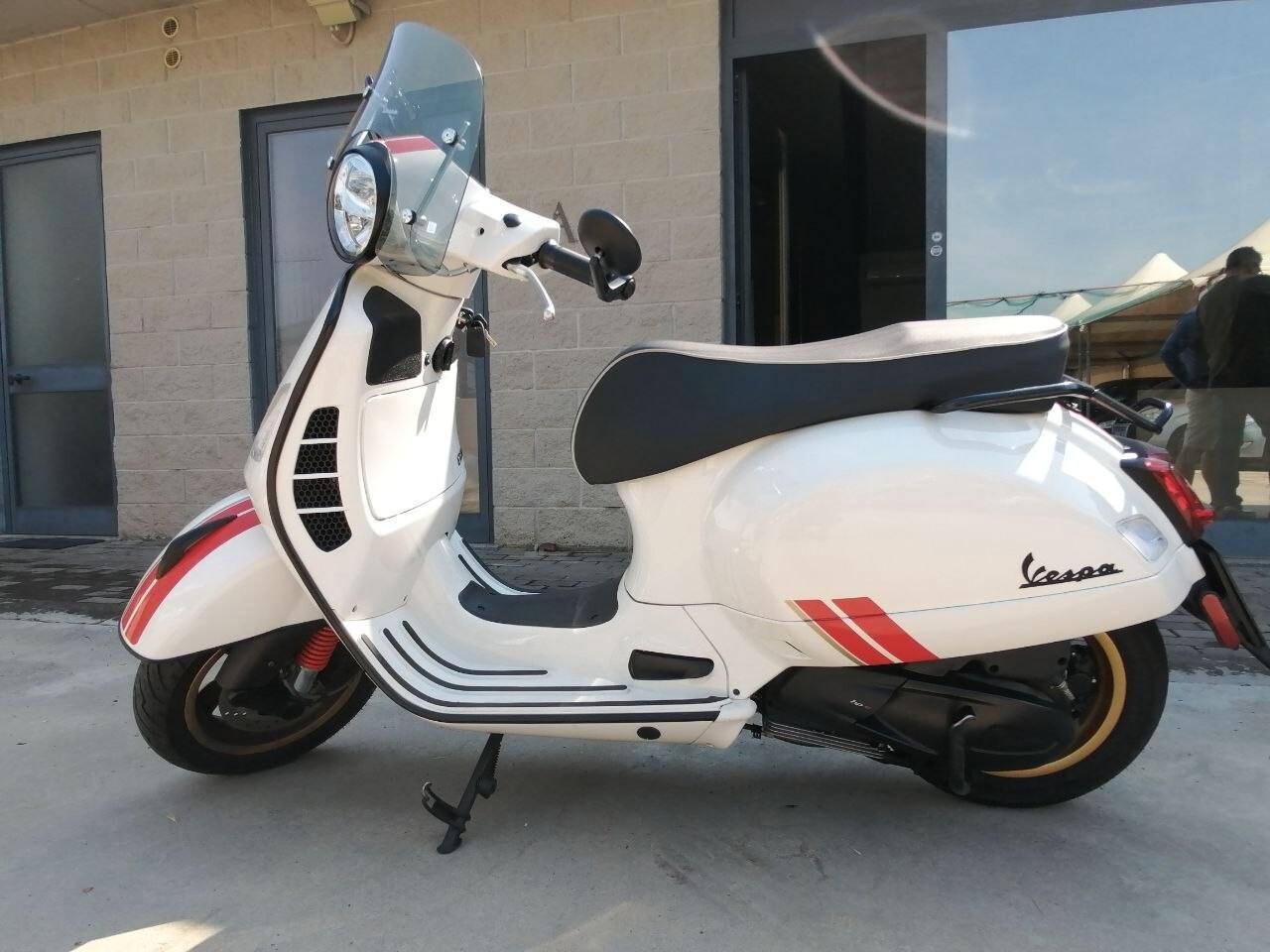 Piaggio Vespa 300 GTS hpe SUPER RACING SIXTIES