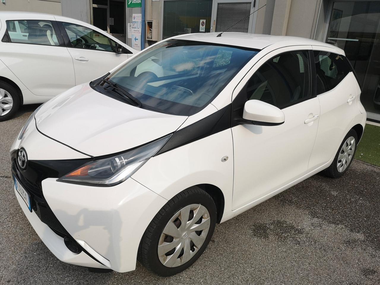 Toyota Aygo 1.0 VVT-i 69 CV 5 porte x-play MMT