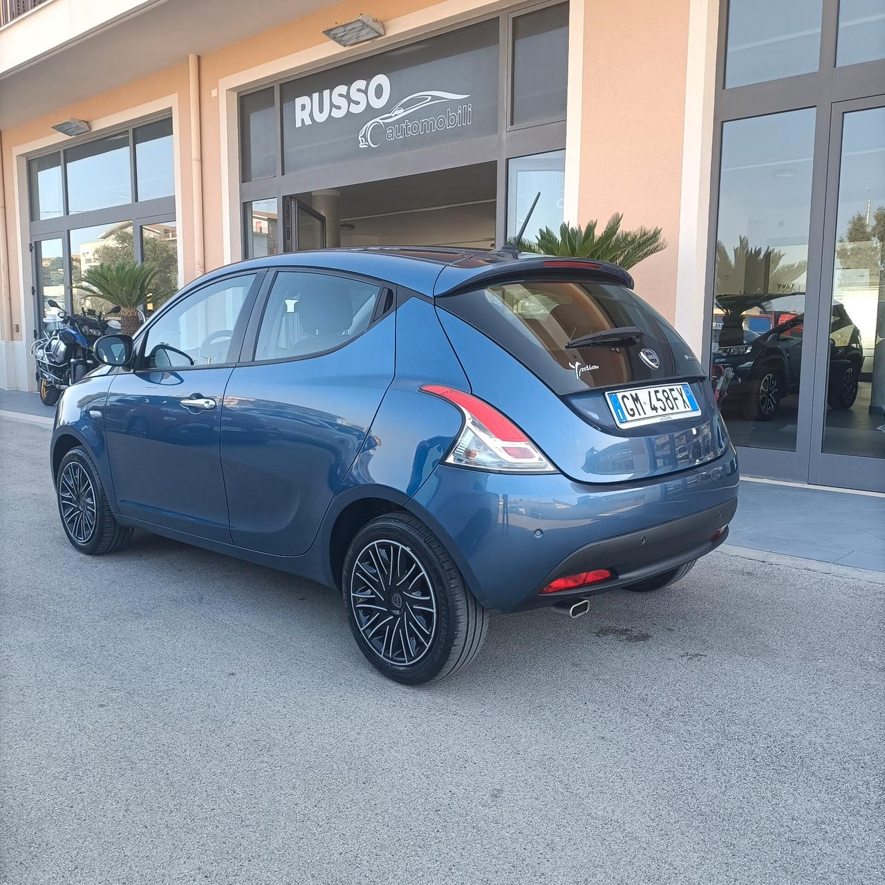 Lancia Ypsilon 1.0 FireFly 5 porte S&S Hybrid Silver