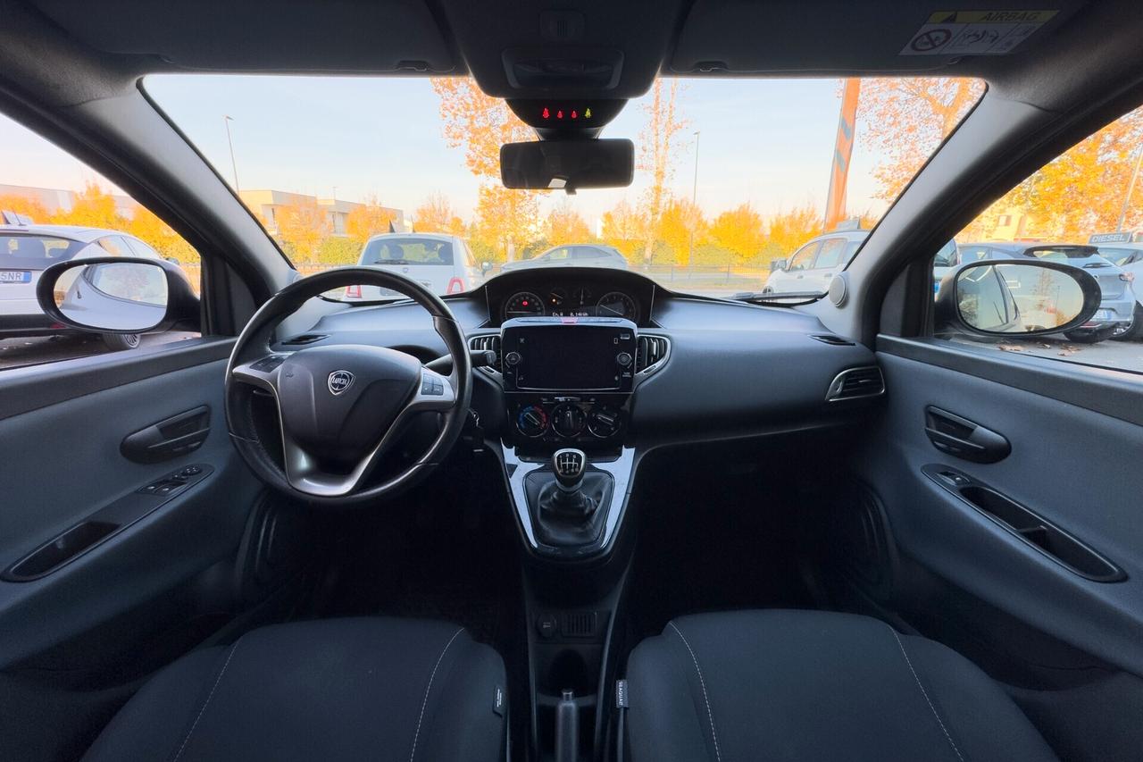 Lancia Ypsilon Hybrid - 70cv / 5 porte / Ecochic Gold