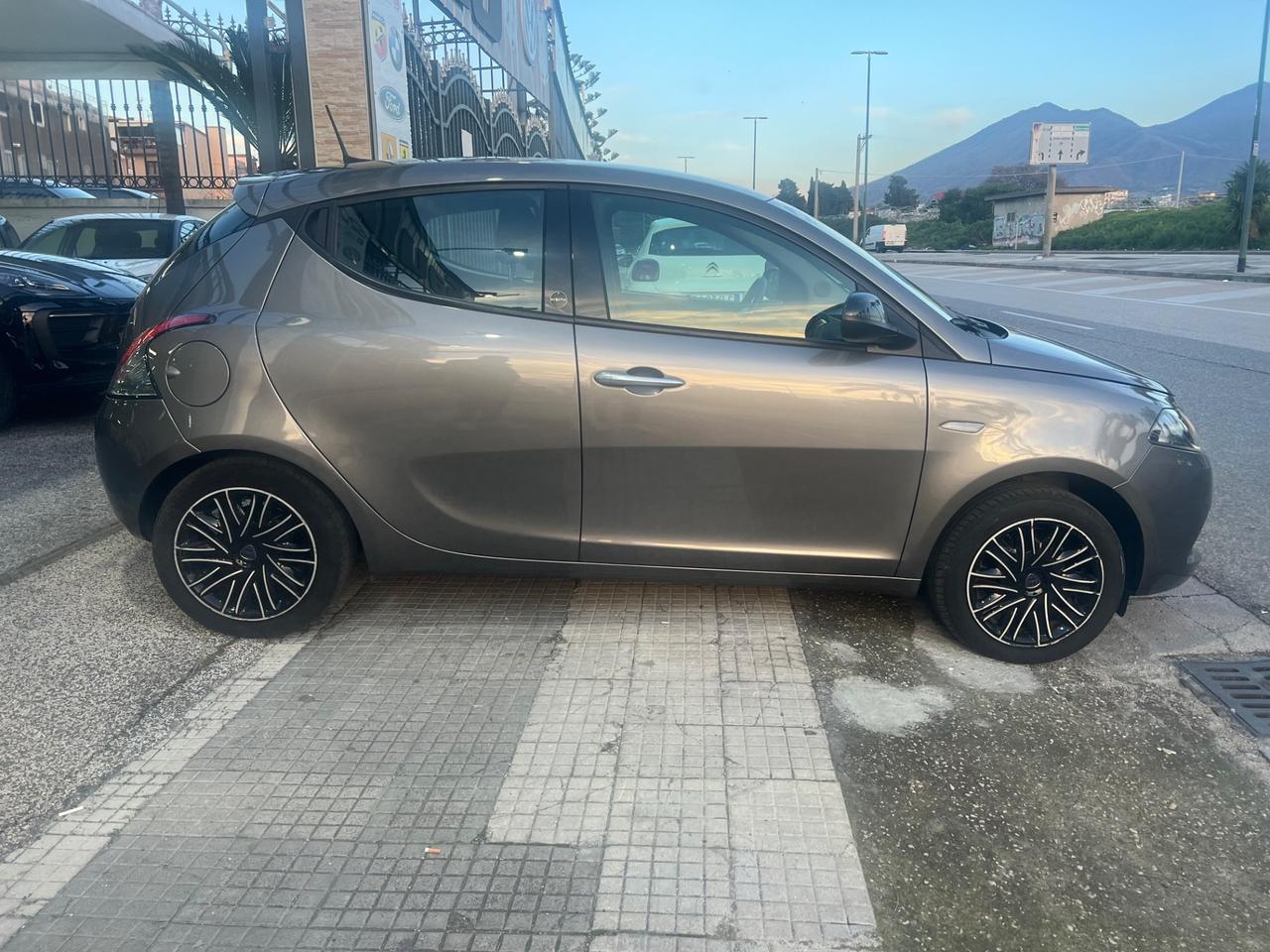 Lancia Ypsilon 1.0 FireFly 5 porte S&S Hybrid Ecochic Gold