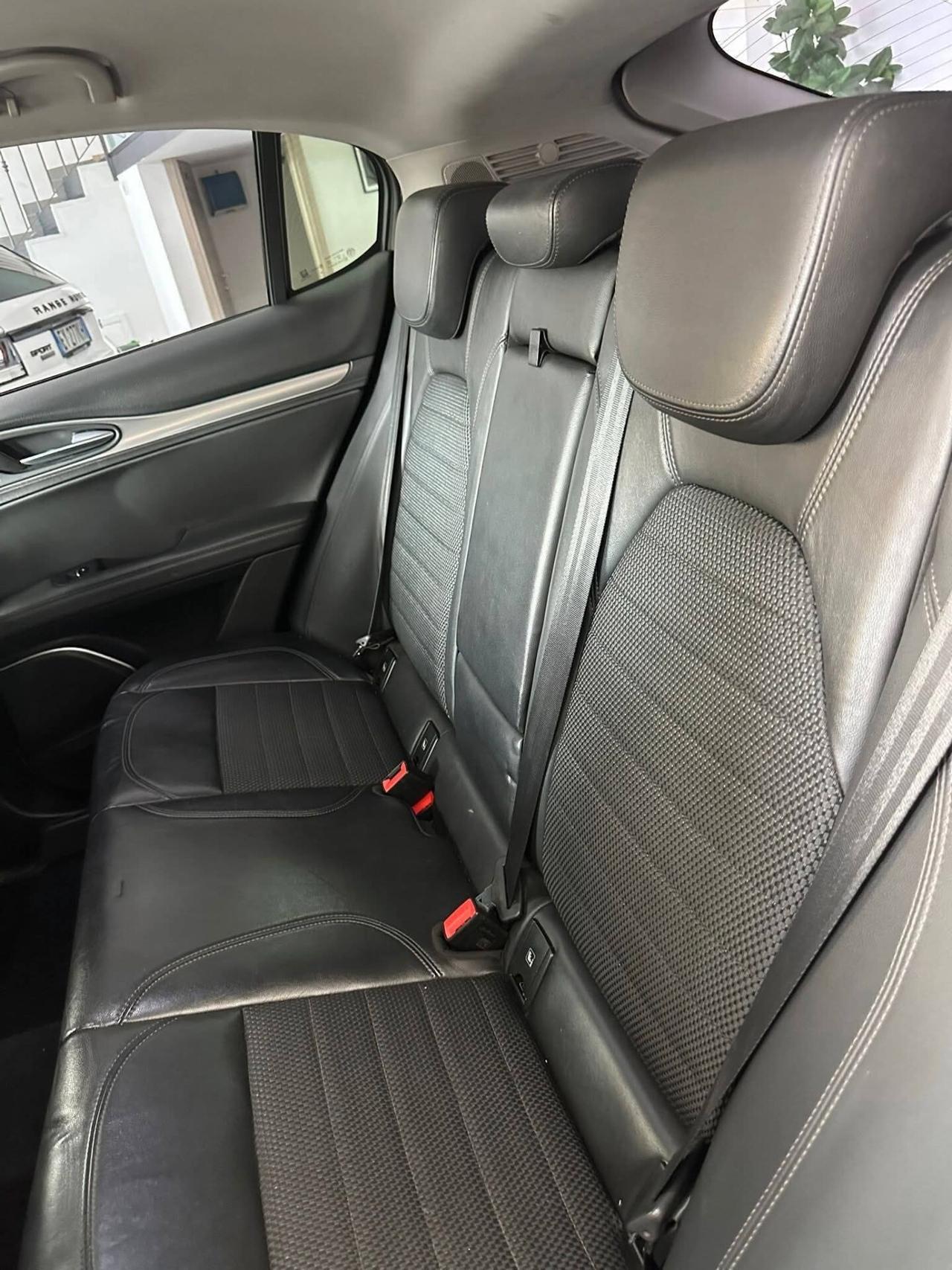 Alfa Romeo Stelvio 2.2 Turbodiesel 180 CV AT8 RWD Super
