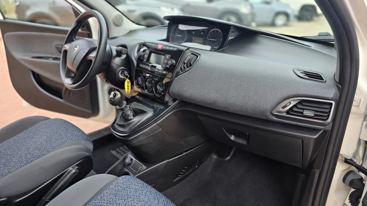 Lancia Ypsilon 1.0 FireFly 5 porte S&S Hybrid Ecochic Silver