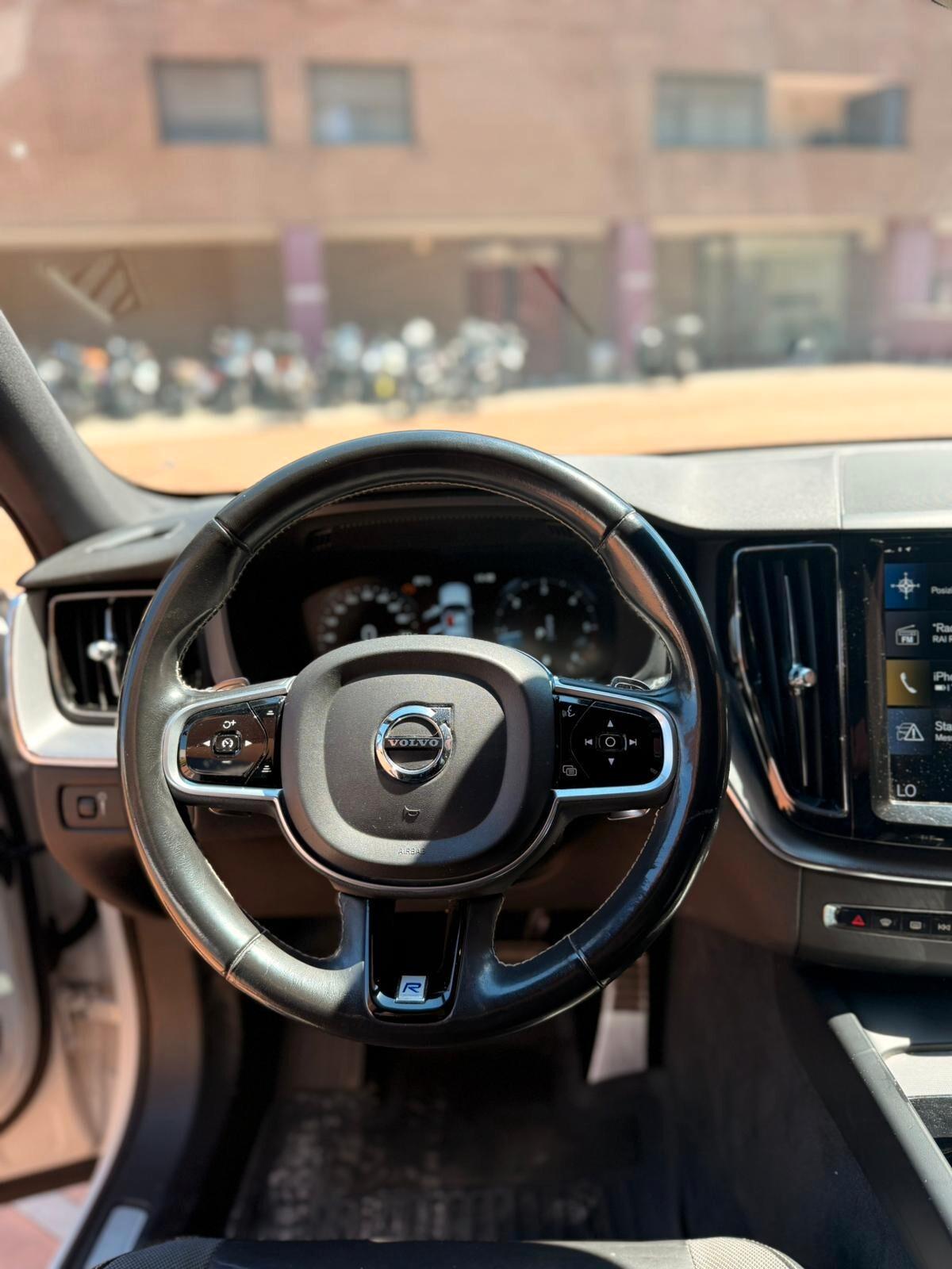 Volvo XC 60 XC60 B4 (d) AWD Geartronic R-design