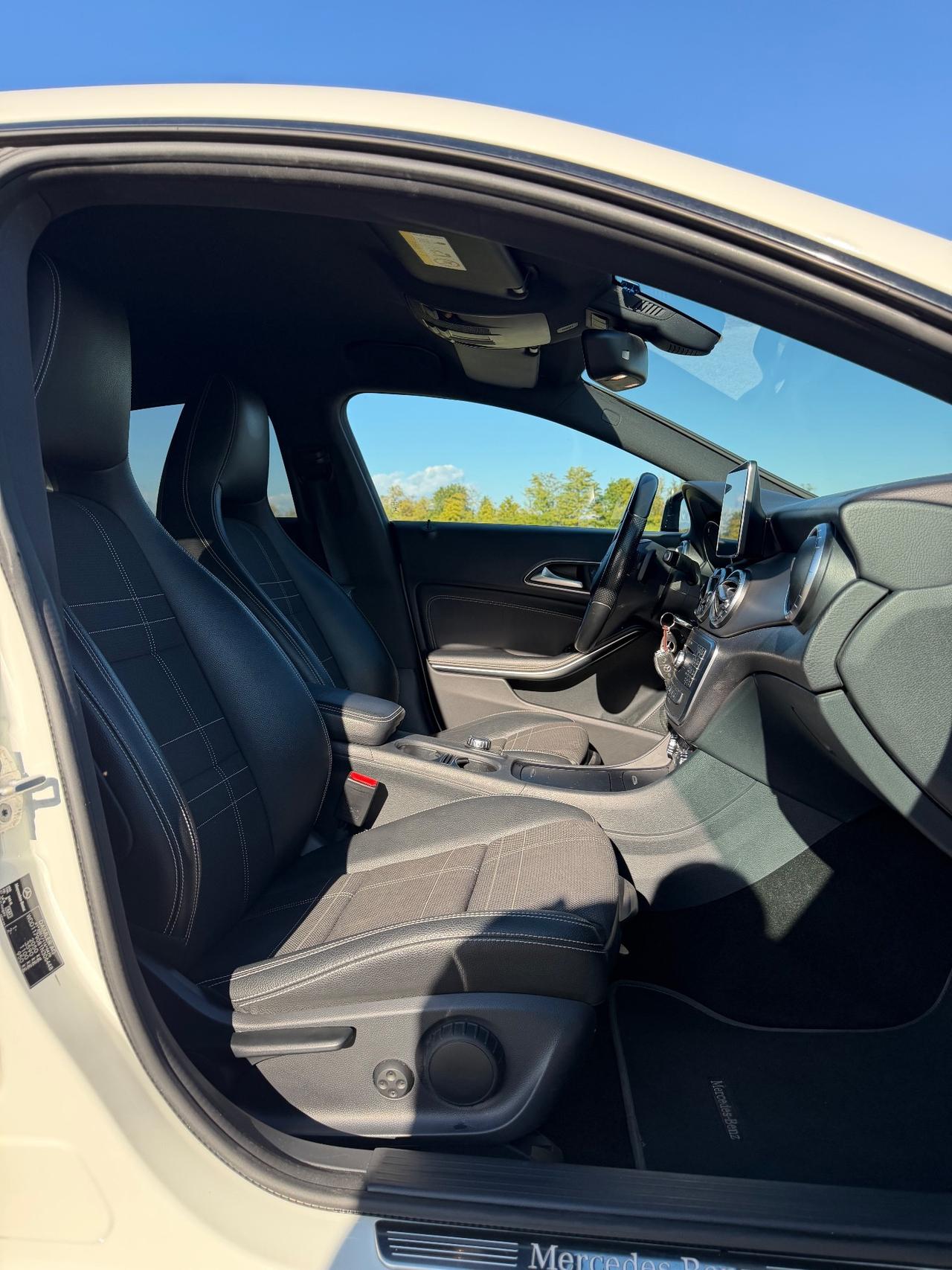 Mercedes-benz CLA 200 .