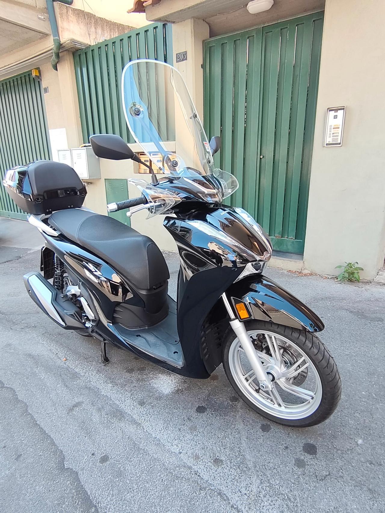 Honda SH 350i da V e t r i n a