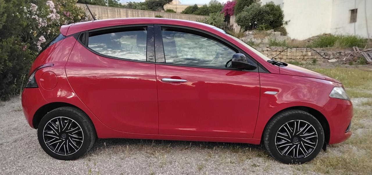 Lancia Ypsilon 1.0 FireFly 5 porte S&S Hybrid Ecochic Silver