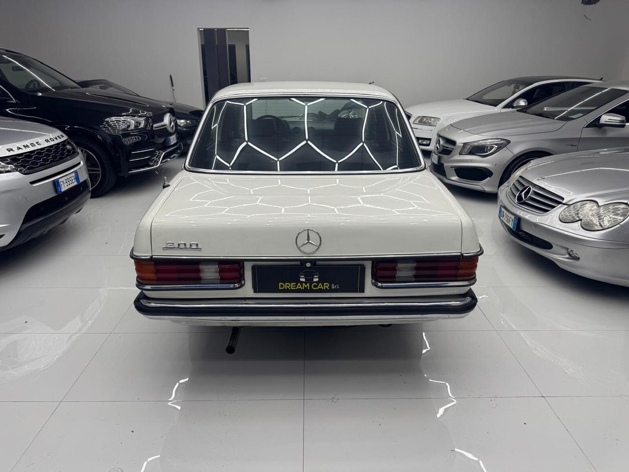 Mercedes-Benz 200 -Benzina