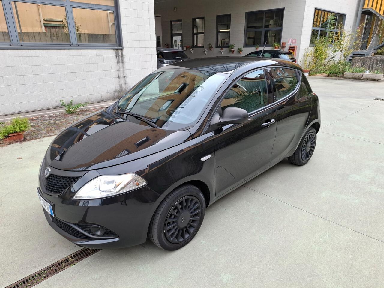 Lancia Ypsilon 1.0 FireFly 5 porte S&S Hybrid Ecochic Silver