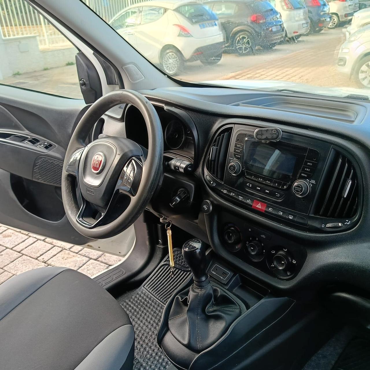 Fiat Doblo 1.3 MTJ Autocarro con gancio traino N1 5 posti