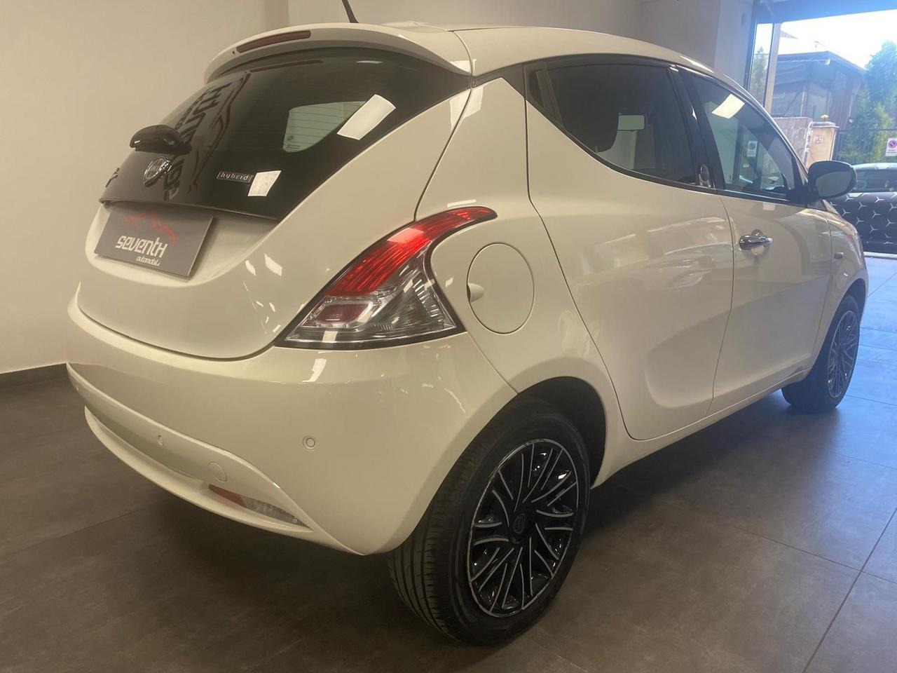 Lancia Ypsilon 1.0 FireFly 5 porte S&S Hybrid Ecochic Silver