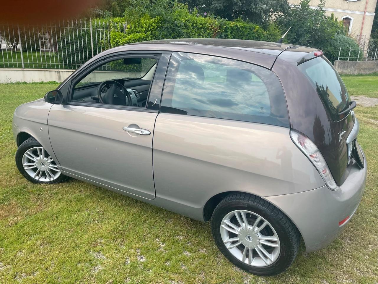 Lancia Ypsilon 1.3 MJT 75 CV Versus