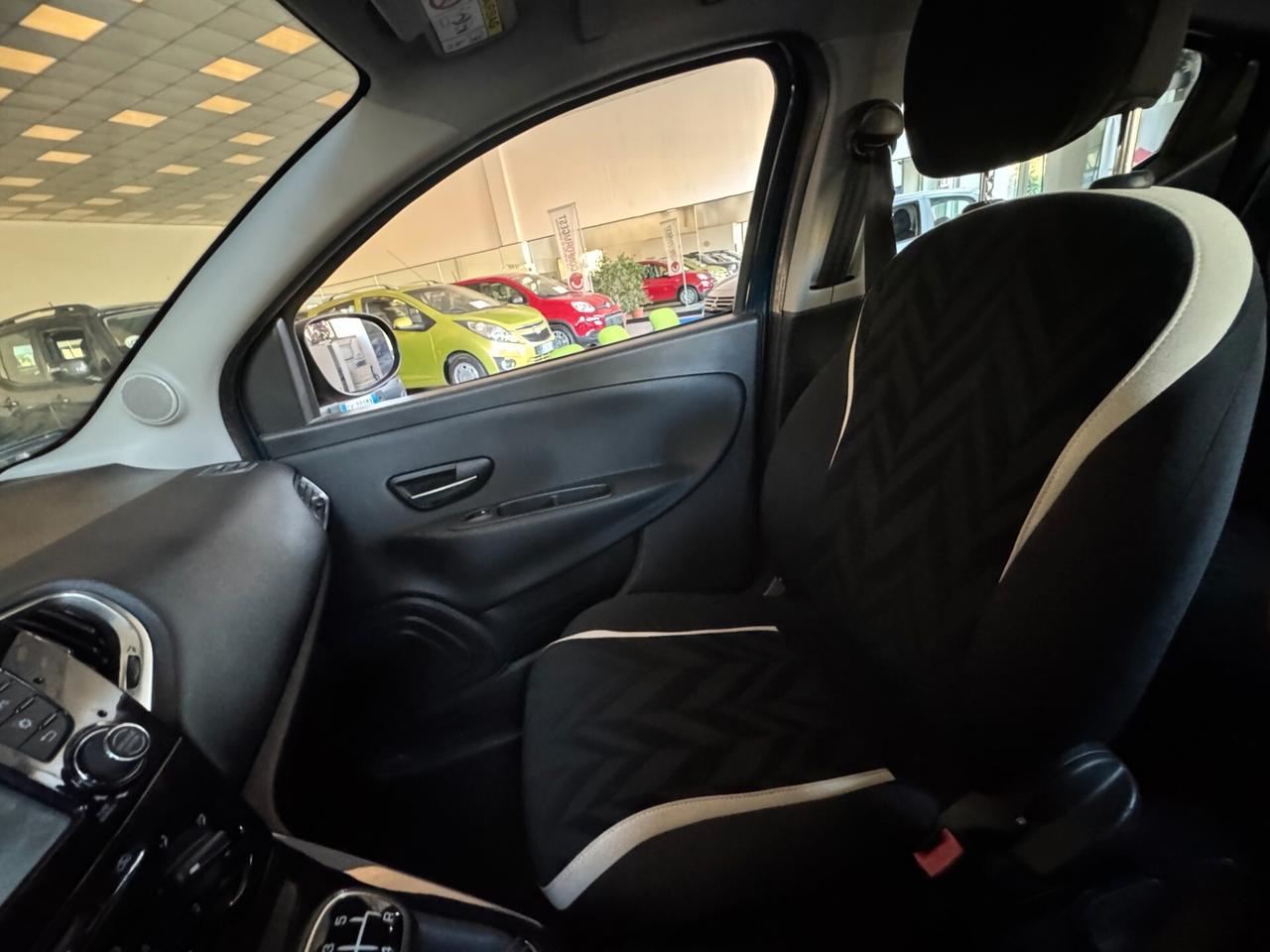 Lancia Ypsilon 1.2 69 CV 5 porte Platinum