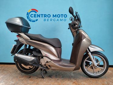 Honda SH 300 con parabrezza alto e bauletto